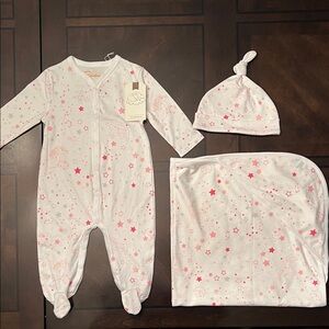 Petidoux Baby Stars and Constellation Print Onesie, Hat, and Blanket Set